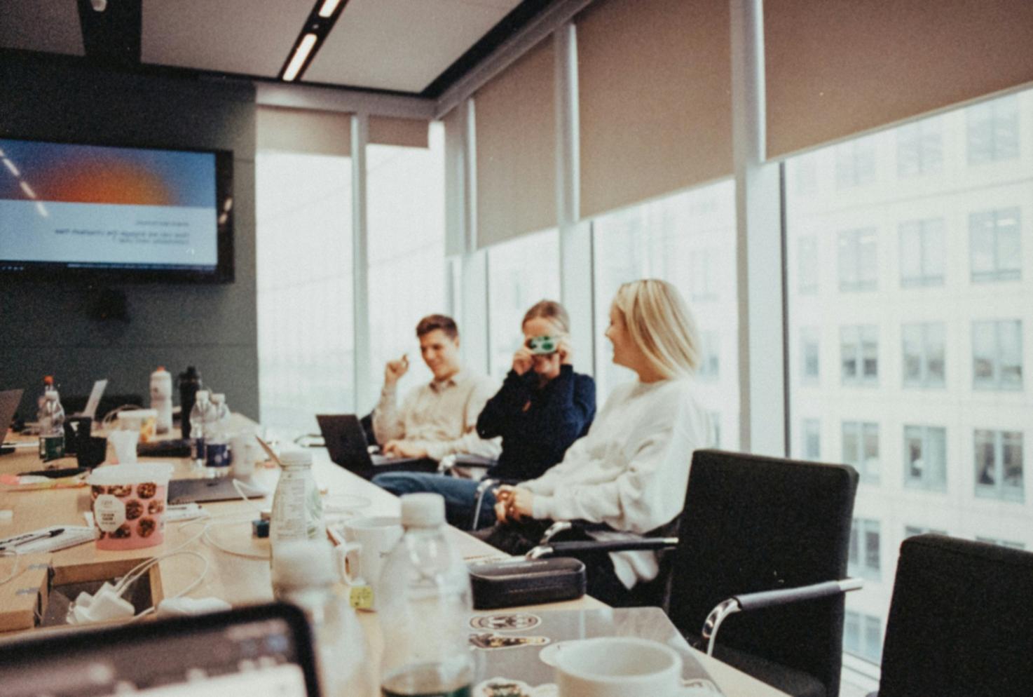 Teilnehmer beim gemeinsamen Lernen moderner Budgetierungsmethoden